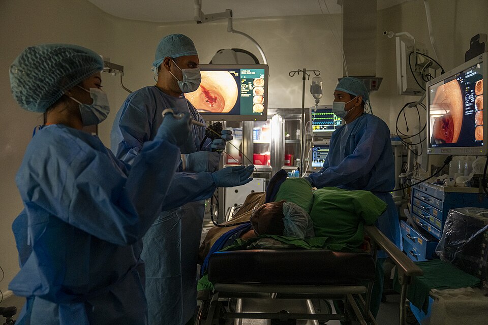 모니터에 내시경 영상을 띄우고 시술 중인 의료진